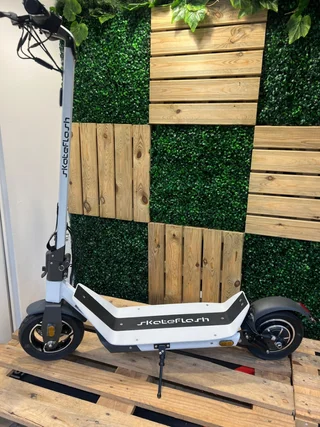 SkateFlash Model US Patinete eléctrico | 500W, batería LG 48V 16Ah, autonomía 50 km y frenos de disco