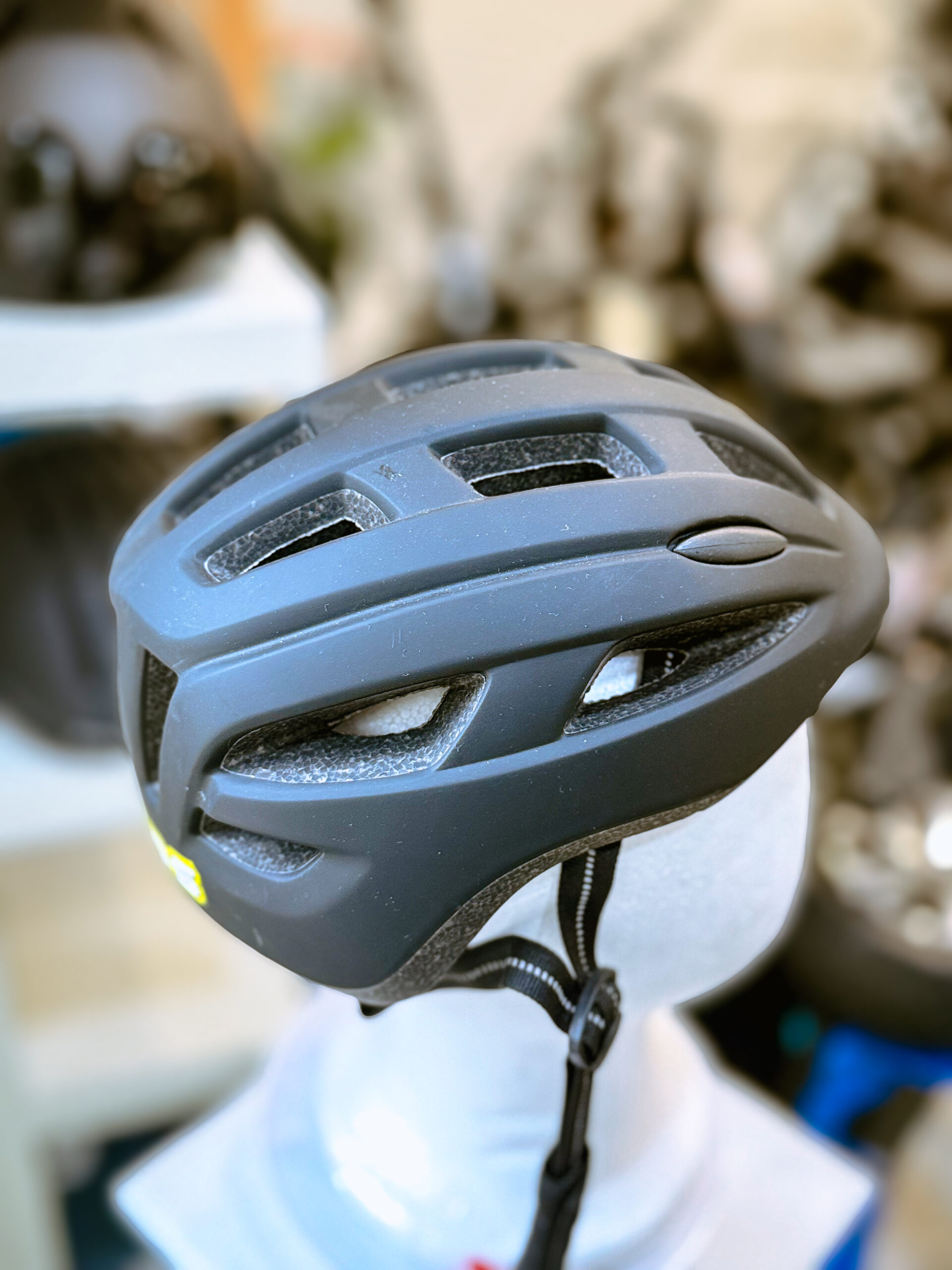 Casco urbano VEMOS Black | Casco ligero y ventilado para patinete o bicicleta eléctrica