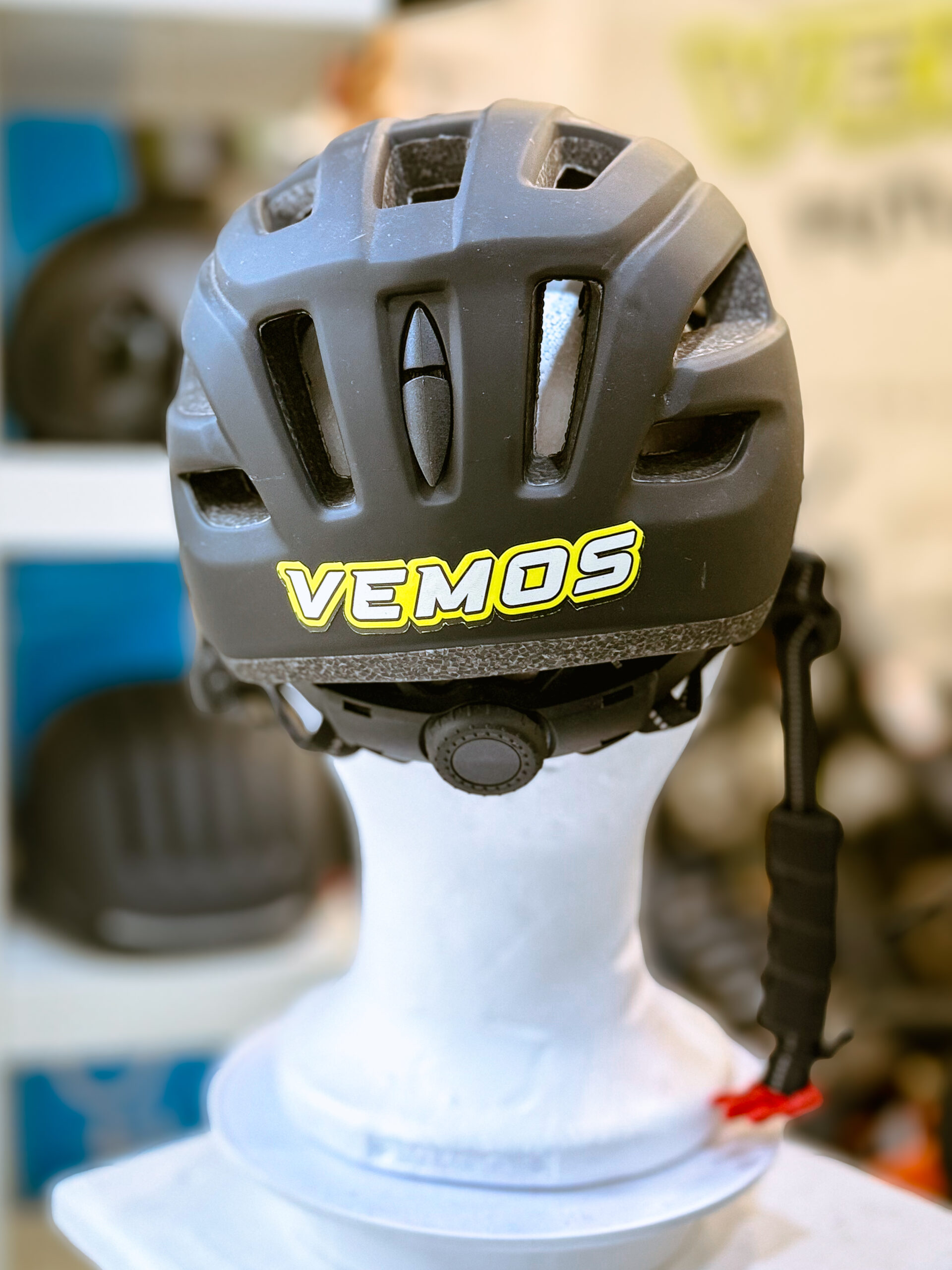 Casco urbano VEMOS Black | Casco ligero y ventilado para patinete o bicicleta eléctrica - Imagen 2