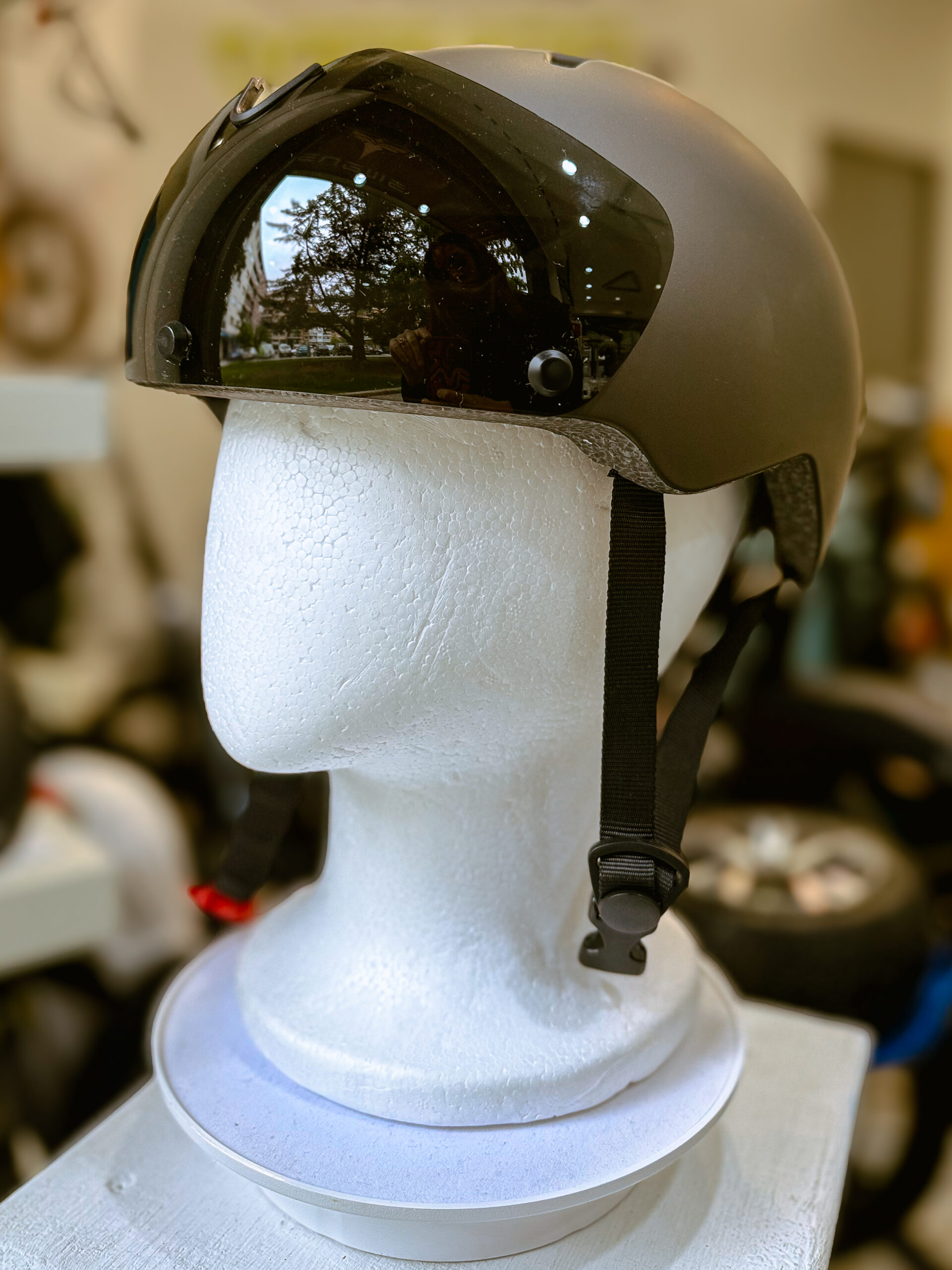 Casco inteligente eWheel | Casco urbano con luz LED trasera recargable USB - Imagen 4