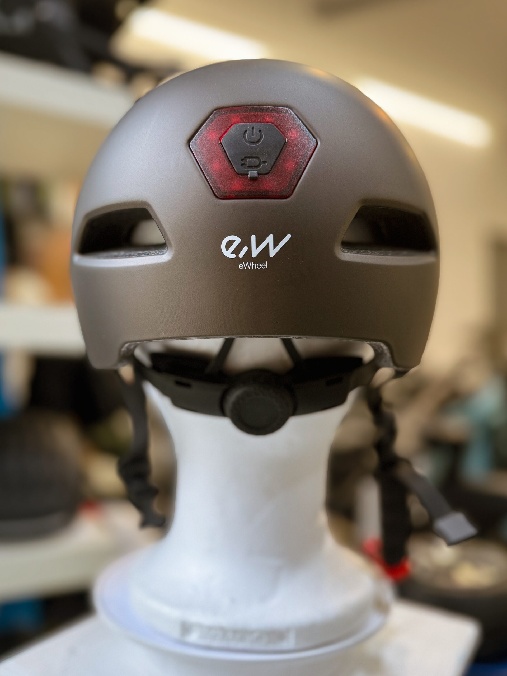 Casco inteligente eWheel | Casco urbano con luz LED trasera recargable USB - Imagen 2